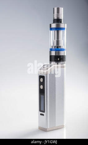 Fort mod vaping sur fond gris Banque D'Images