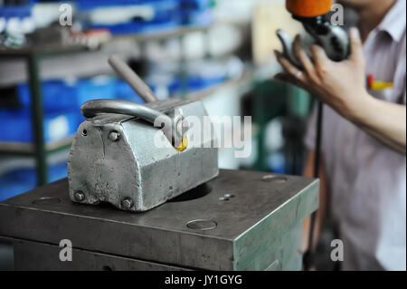 La presse Formulaire de fixation de travailleur à l'atelier CNC, gros plan Banque D'Images