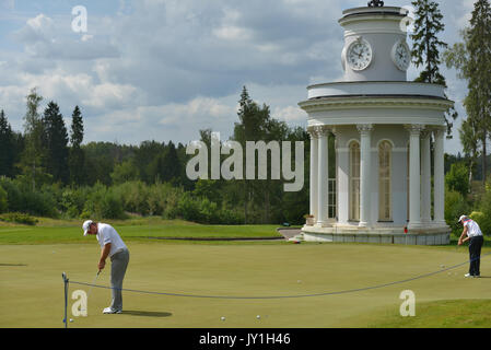 Tseleevo, dans la région de Moscou, Russie - le 24 juillet 2014 : réchauffer les golfeurs sur le terrain de golf dans l'Tseleevo Golf & Polo Club au cours de la M2M Russian ouvert. Ce Banque D'Images