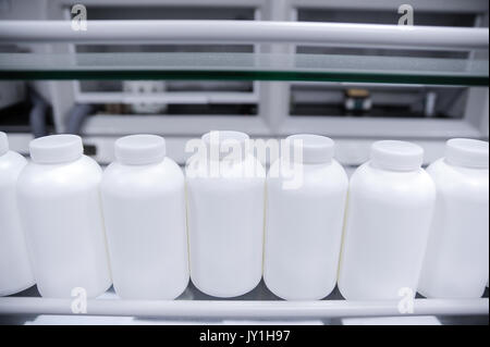 Rangée de bouteilles vides en plastique sur la ligne de production Banque D'Images