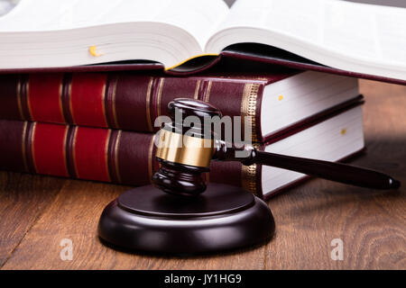 Marteau droit avec des livres sur un bureau en bois, dans la salle d'audience Banque D'Images