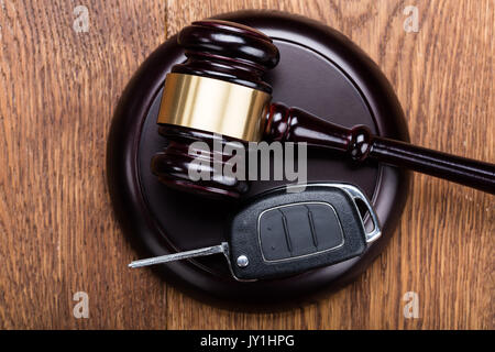 Clé de voiture sur les juges Gavel au bureau en bois, dans la salle d'audience Banque D'Images