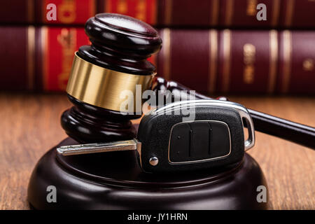 Clé de voiture sur les juges Gavel au bureau en bois, dans la salle d'audience Banque D'Images