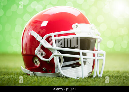 Close-up of Rugby Helmet On Grassy Field Banque D'Images