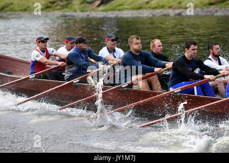 Saint-pétersbourg, Russie - 12 juin 2015 : concours de bateaux vikings au cours de la Régate des lames d'or. Ce genre de concours font la course accessi Banque D'Images