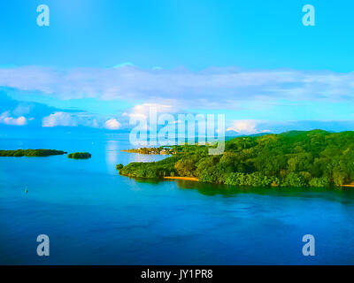 Une vue aérienne d'une plage tropicale à Roatan Honduras Banque D'Images