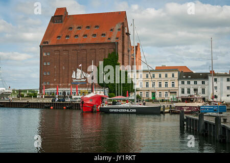 Anciens entrepôts dans le port de Stralsund, Allemagne Mecklembourg-Poméranie occidentale,. Banque D'Images