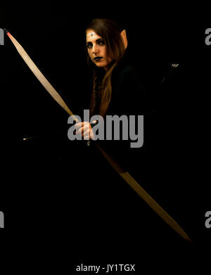 Une jeune femme habillée comme un elfe avec un arc classique en bois et de la flèche Banque D'Images
