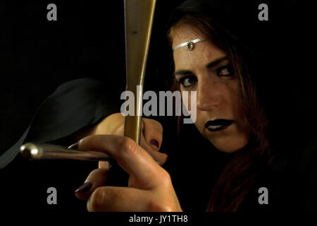 Une jeune femme habillée comme un elfe avec un arc classique en bois et de la flèche Banque D'Images