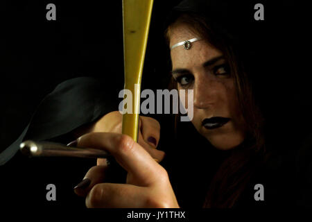 Une jeune femme habillée comme un elfe avec un arc classique en bois et de la flèche Banque D'Images