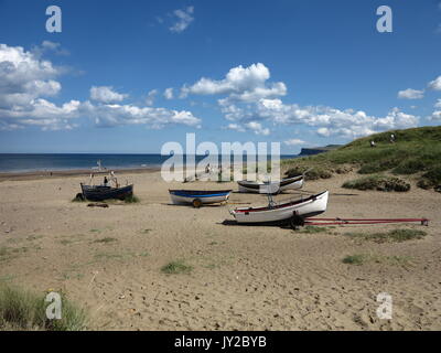 Des bateaux de pêche à la plage de Marske-by-the-Sea Banque D'Images