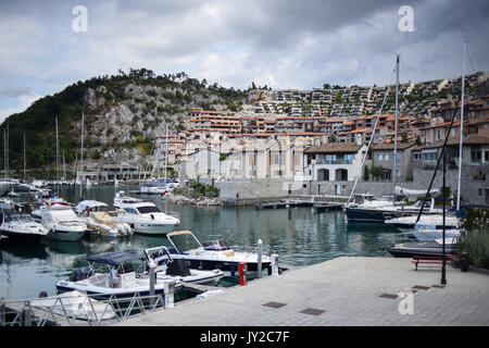 Sistiana, Italie - 11 août 2017 : Portopiccolo beach resort de Sistiana. Inauguré le 8 août 2014, Porto Piccolo offre Sistiana waterfront Banque D'Images