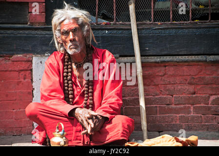 Katmandou, Népal - 9 mars 2013 : dans Pashupanith sadhu Temple. Un sadhu est un ascète religieux mendiants, ou n'importe quelle sainte personne dans l'Hindouisme et Jaini Banque D'Images