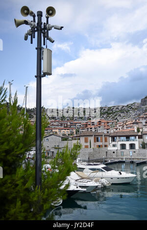 Sistiana, Italie - 11 août 2017 : caméras CCTV à l'Portopiccolo beach resort de Sistiana. Inauguré le 8 août 2014, Porto Piccolo Sistian Banque D'Images