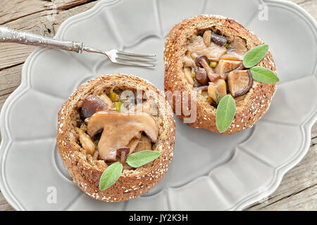 Coup de frais généraux avec la plaque de petits pains pain rempli avec un mélange de champignons sautés et sage. Banque D'Images