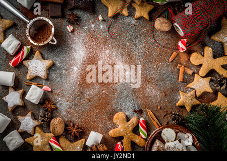 Nouvelle année, Noël. Tasse de chocolat chaud avec guimauves frit, ginger cookies star, hommes de pain d'épice, bonbons rayés, les épices, la cannelle, l'anis Banque D'Images