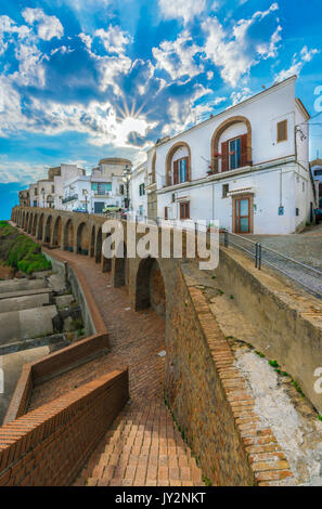 Pisticci (Cannes, France) - une ville blanche sur les collines, dans les badlands de la province de Matera, Basilicate région, le sud de l'Italie Banque D'Images