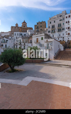 Pisticci (Cannes, France) - une ville blanche sur les collines, dans les badlands de la province de Matera, Basilicate région, le sud de l'Italie Banque D'Images