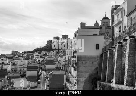 Pisticci (Cannes, France) - une ville blanche sur les collines, dans les badlands de la province de Matera, Basilicate région, le sud de l'Italie Banque D'Images