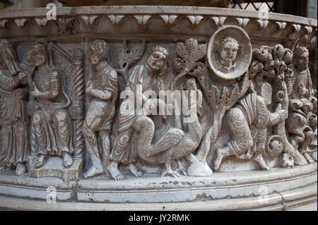 Cuve baptismale romane dans la basilique San Frediano sur Piazza San Frediano de Lucques, Toscane, Italie. 3 août 2016 © Wojciech Strozyk / Alamy Stock Banque D'Images