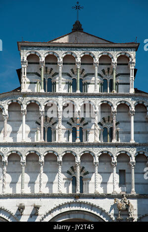 Statue de San Martino (Saint Martin de Tours) dans gothique Cattedrale di San Martino (la cathédrale de Lucques) dans la région de Lucca, Toscane, Italie. 3 août 2016 © Wojciech Banque D'Images