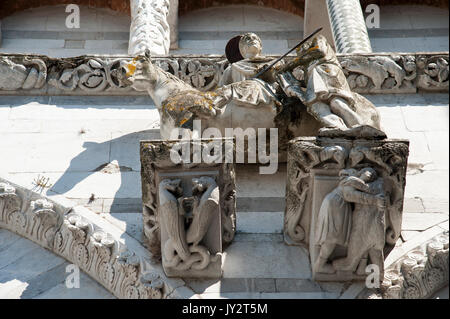 Statue de San Martino (Saint Martin de Tours) dans gothique Cattedrale di San Martino (la cathédrale de Lucques) dans la région de Lucca, Toscane, Italie. 3 août 2016 © Wojciech Banque D'Images