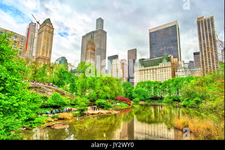 Central Park avec l'étang et l'horizon de Manhattan - New York City Banque D'Images