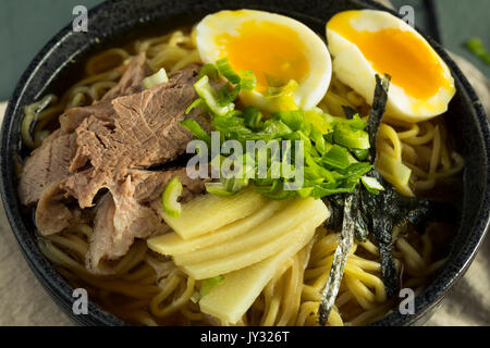 Porc nouilles Ramen japonais faits maison avec des Œufs et des algues Banque D'Images