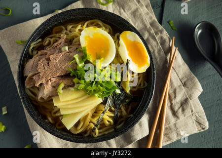 Porc nouilles Ramen japonais faits maison avec des Œufs et des algues Banque D'Images