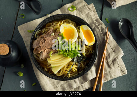 Porc nouilles Ramen japonais faits maison avec des Œufs et des algues Banque D'Images