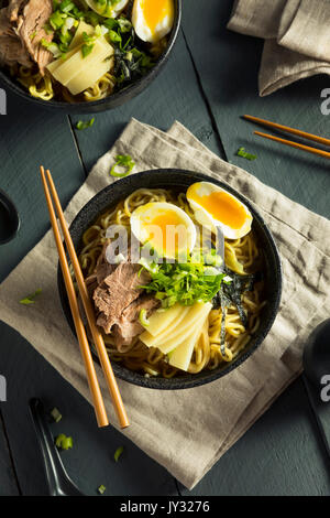 Porc nouilles Ramen japonais faits maison avec des Œufs et des algues Banque D'Images