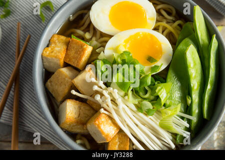 Tofu Vegan japonais faits maison nouilles Ramen avec oeuf et champignons Banque D'Images