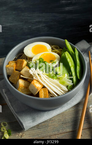 Tofu Vegan japonais faits maison nouilles Ramen avec oeuf et champignons Banque D'Images