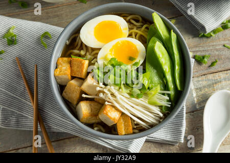 Tofu Vegan japonais faits maison nouilles Ramen avec oeuf et champignons Banque D'Images