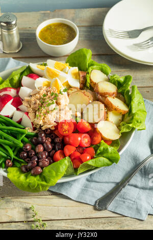 Le français fait maison Salade niçoise au thon oeufs Pommes de terre et haricots verts Banque D'Images