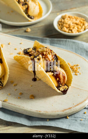 La crème glacée au chocolat maison douce Taco avec arachides Banque D'Images