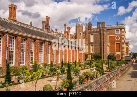 Le Palais de Hampton Court avec le jardin privé en face, Richmond sur la Tamise, Londres, Angleterre. Banque D'Images