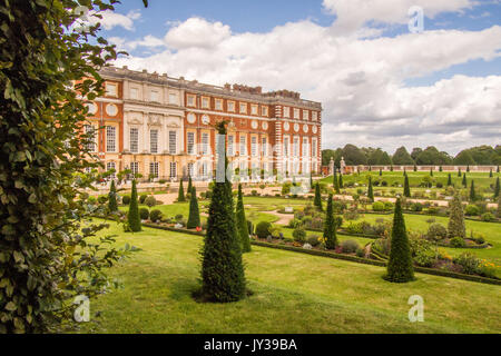 Le Palais de Hampton Court avec le jardin privé en face, Richmond sur la Tamise, Londres, Angleterre. Banque D'Images