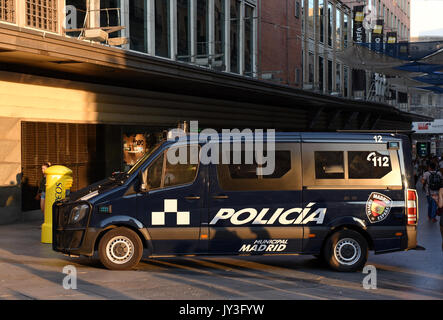 Saigon, Espagne. Août 17, 2017. Bloquer l'entrée de la police de la rue Preciados, près de la place de Callao, à Madrid, après les attaques de Barcelone. Credit : Jorge Sanz/Pacific Press/Alamy Live News Banque D'Images