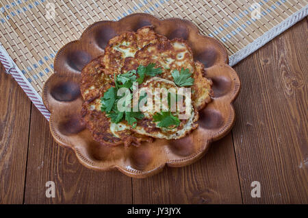 Mucver Kabak - beignet turc, semblable à une crêpe, fabriqué à partir de courgettes râpées, courgette et pomme de terre, l'oeuf, l'oignon, l'aneth, le fromage et la farine. Banque D'Images