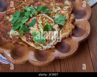 Mucver Kabak - beignet turc, semblable à une crêpe, fabriqué à partir de courgettes râpées, courgette et pomme de terre, l'oeuf, l'oignon, l'aneth, le fromage et la farine. Banque D'Images