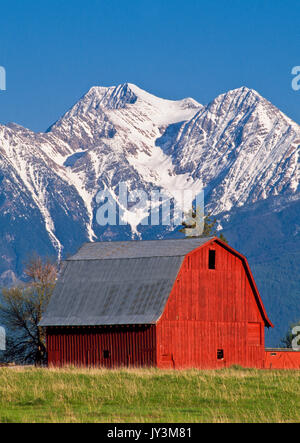 grange rouge classique sous les montagnes de la mission près de ronan, montana Banque D'Images