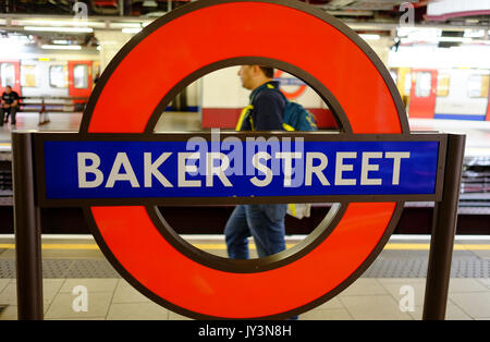 Un passager voyage à travers la station de Baker Street à Londres sur la ligne Metropolitan Banque D'Images