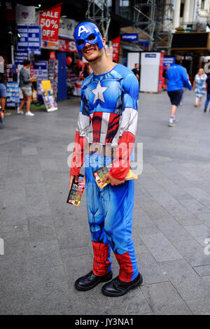 Un mec habillé comme Captain America de donner des cadeaux à Planet Hollywood à Leicester Square dans le West End de Londres. Banque D'Images