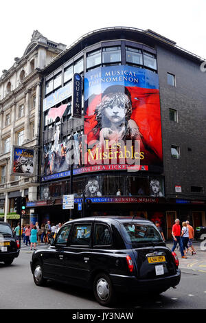 Le Queen's Theatre dans Shaftesbury Avenue, Londres hébergeant Les Misérables, a West End succès avec un passé conduite cabine noir Banque D'Images