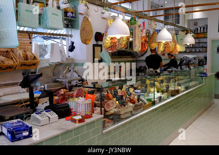 Le long comptoir à Lina Stores Ltd, un Italien en Delicatessan Brewer Street dans le quartier londonien de Soho Banque D'Images