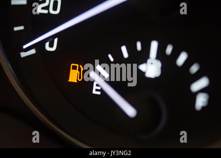 Thème de la consommation de carburant. Réservoir vide sur l'indicateur de tableau de bord de voiture Banque D'Images