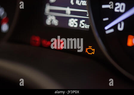 Vérifier la température d'icône sur le tableau de bord de voiture moderne, close-up Banque D'Images