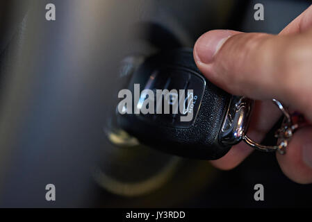 Clé de contact dans la main essayez de démarrer location close up Banque D'Images