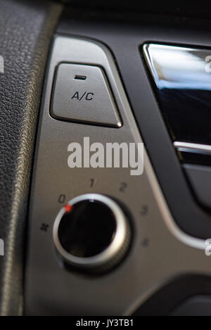 Bouton gris de climatiseur dans l'intérieur de voiture moderne Banque D'Images